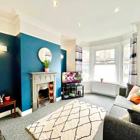 House For Longer Or City Breaks *