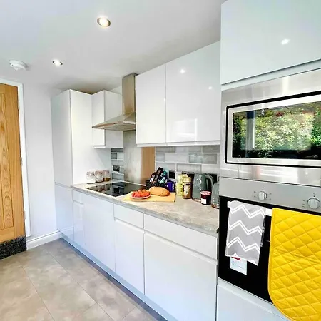 House For Longer Or City Breaks *