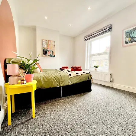House For Longer Or City Breaks
